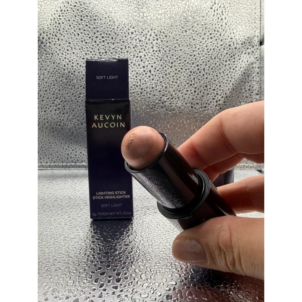 KEVYN AUCOIN LIGHTING STICK - SOFT LIGHT Full Size/0.3 Oz.